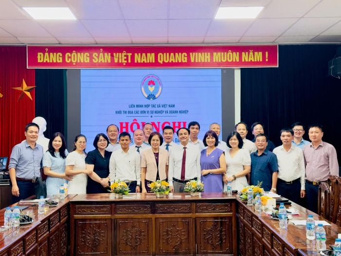 Phó Chủ tịch Nguyễn Thị Hoài Linh (giữa) chụp ảnh với đại biểu Hội nghị sơ kết công tác thi đua, khen thưởng 6 tháng đầu năm 2026 diễn ra ngày 24/7 tại Hà Nội