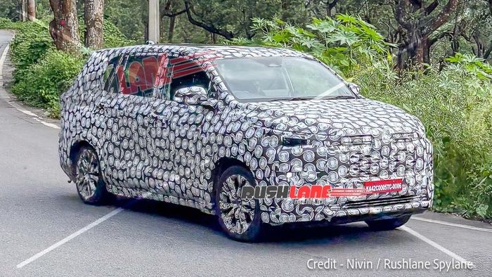Toyota Innova Cross nâng cấp giữa vòng đời lấy cảm hứng từ Hilux. Ảnh: Rushlane