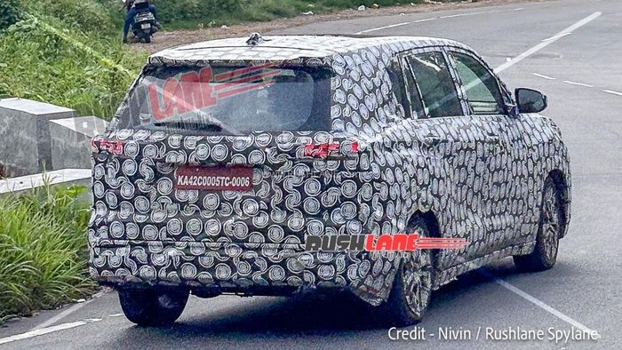 Toyota Innova Cross facelift ngụy trang khi thử nghiệm. Ảnh: Rushlane