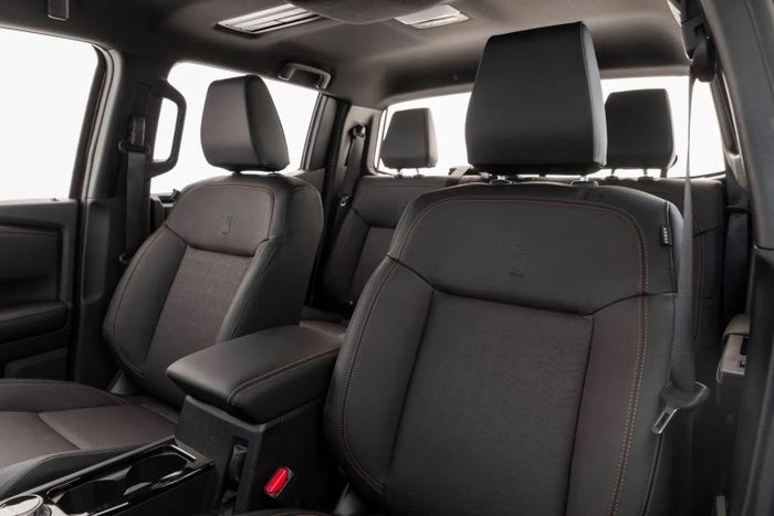 Nội thất tối màu phối thêm điểm nhấn từ logo phiên bản. Ảnh: Mitsubishi