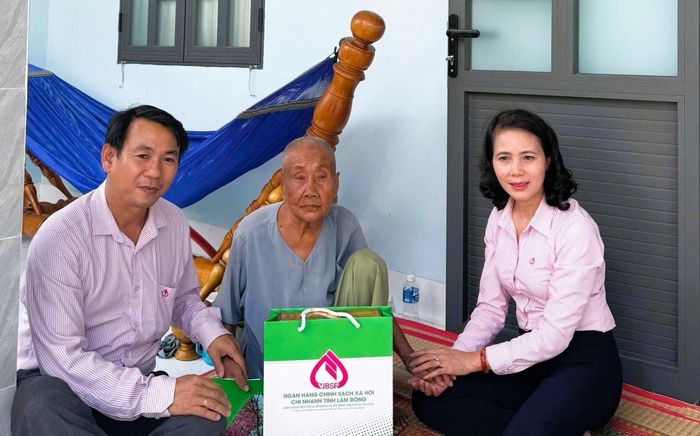 Bà Nguyễn Thị Ngọc Thu, Giám đốc NHCSXH chi nhánh tỉnh Lâm Đồng và ông Lý Khầu Nghĩa, Phó Giám đốc NHCSXH chi nhánh tỉnh Lâm Đồng thăm, tặng quà tri ân Mẹ Việt Nam Anh hùng Lương Thị Con, phường Bình Thuận.