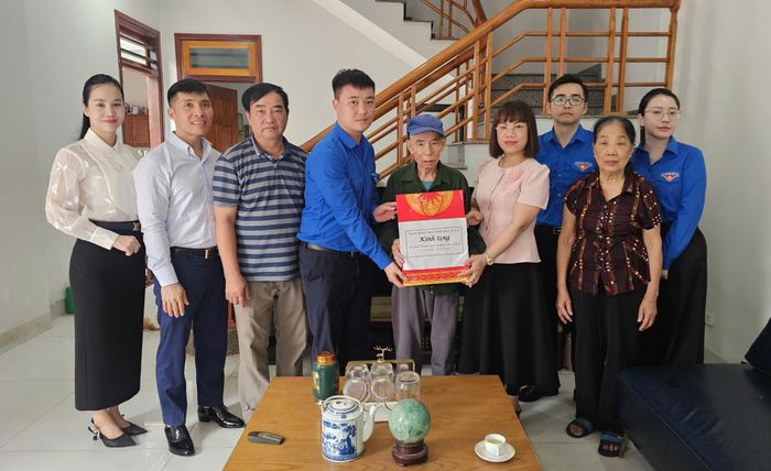 Lãnh đạo NHNN Khu vực 4 cùng lãnh đạo Ủy ban MTTQ Việt Nam phường Việt Trì thăm hỏi, tặng quà các gia đình có công với cách mạng
