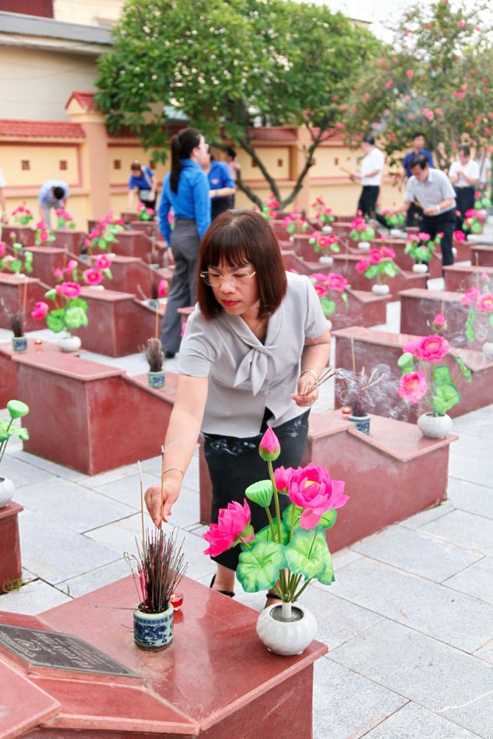 Các đồng chí lãnh đạo NHNN Khu vực 4 thắp nến, thắp hương các phần mộ liệt sĩ tại Nghĩa trang Liệt sĩ Trưng Vương