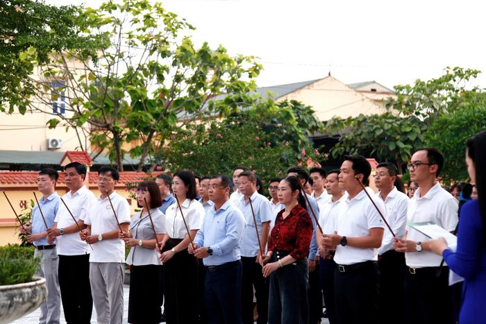 Lãnh đạo các cơ quan phối hợp thực hiện nghi lễ dâng hương tại Nghĩa trang Liệt sĩ Trưng Vương.
