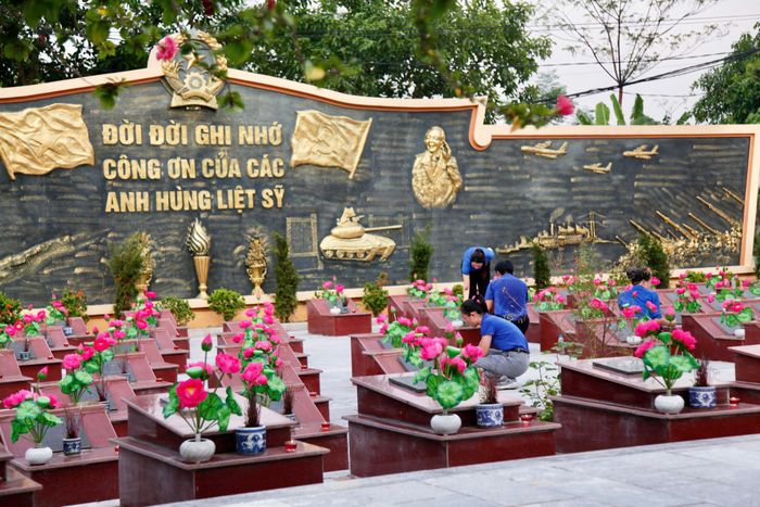 Các đoàn viên thanh niên dọn dẹp vệ sinh tại Nghĩa trang Liệt sĩ Trưng Vương