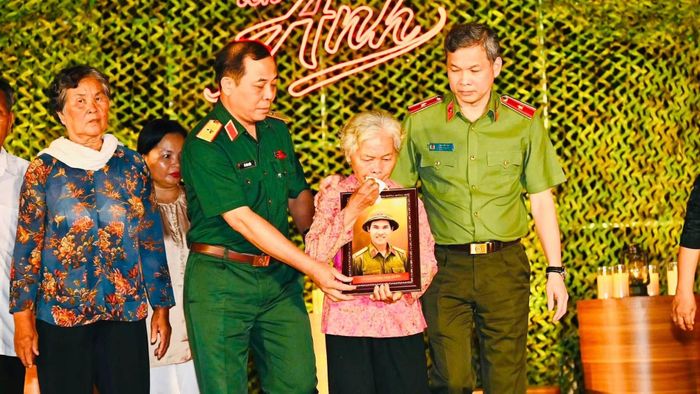 Thiếu tướng Vũ Văn Điền, Tư lệnh Bộ Tư lệnh TP Hồ Chí Minh và Thiếu tướng Tạ Văn Đẹp, Phó Giám đốc Công an TP Hồ Chí Minh trao tặng bà Nguyễn Thị Lệ cùng gia đình bức chân dung Liệt sĩ Huỳnh Văn Quên.