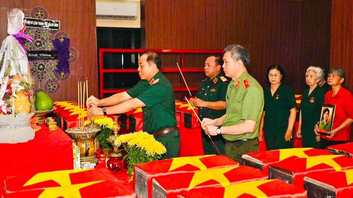 Lãnh đạo Bộ Tư lệnh TP Hồ Chí Minh, Công an TP Hồ Chí Minh và các đại biểu dâng hương tại nhà quàn hài cốt liệt sĩ Công viên Lê Thị Riêng.