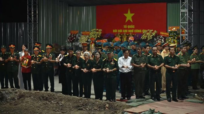 Các đại biểu thắp nến tri ân các anh hùng liệt sĩ tại khu vực khai quật hài cốt liệt sĩ ở Công viên Lê Thị Riêng.