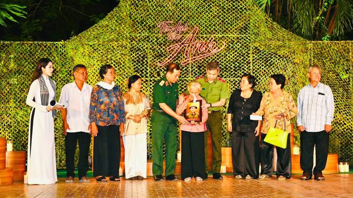 Phút nghẹn ngào của bà Nguyễn Thị Lệ cùng thân nhân gia đình Liệt sĩ Huỳnh Văn Quên.