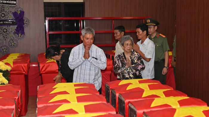 Gia đình Liệt sĩ Huỳnh Văn Quên tưởng niệm các anh hùng liệt sĩ tại nhà quàn hài cốt liệt sĩ ở Công viên Lê Thị Riêng.