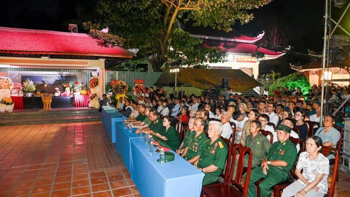 Các đại biểu tham dự chương trình tại điểm cầu Công viên Lê Thị Riêng.