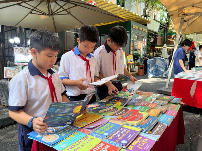 Học sinh đọc, mua sách tại một Đường sách của thành phố.
