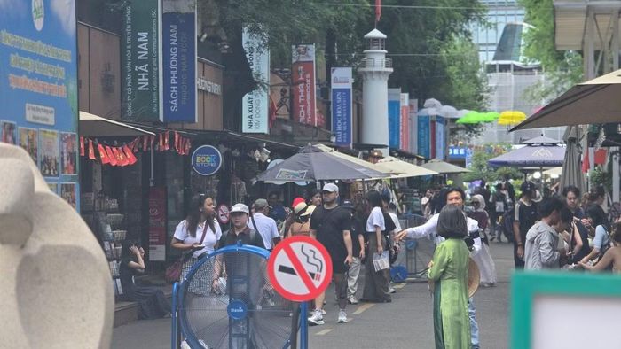 Đường sách Nguyễn Bình nhộn nhịp người đến xem, mua sách hàng ngày.