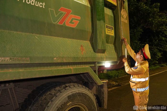 Cảnh sát kiểm tra kích thước thành thùng phương tiện có dấu hiệu vi phạm.