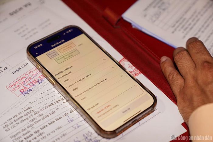 Cảnh sát lập biên bản lỗi chở hàng quá tải đối với tài xế.