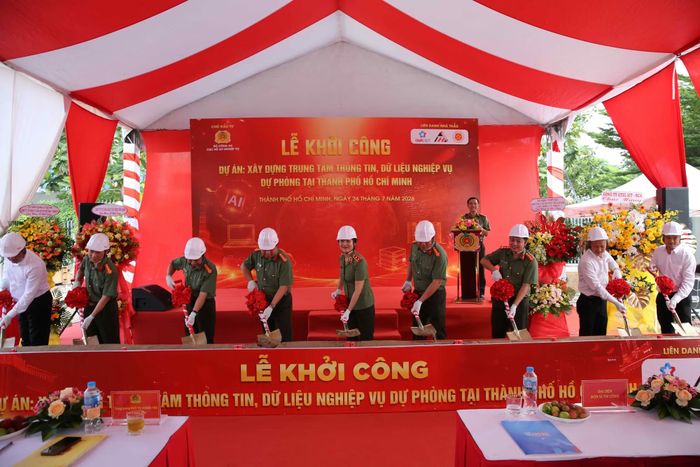 Các đại biểu thực hiện nghi thức khởi công.