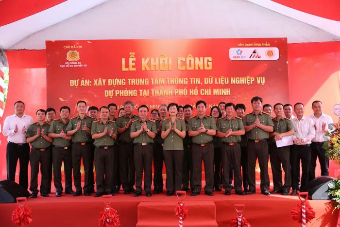 Lãnh đạo Cục trưởng Cục Hồ sơ nghiệp vụ Bộ Công an cùng các đại biểu chụp ảnh lưu niệm tại buổi lễ.