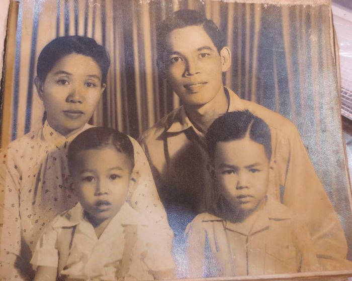 Bức ảnh duy nhất gia đình liệt sĩ Lê Thị Riêng chụp chung trước ngày chia tay.