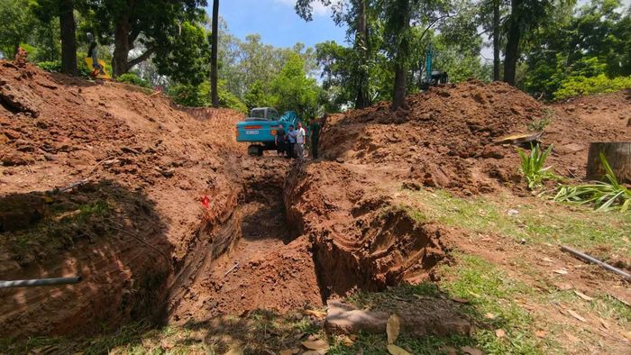 Hố chôn tập thể liệt sĩ vừa được đào và phát hiện sáng nay.