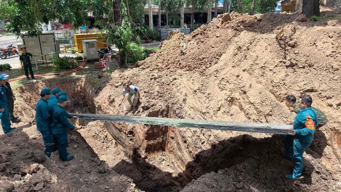 Lực lượng chức năng dùng khung bạt che chắn tạm thời hố mới phát hiện tránh mưa ngập.