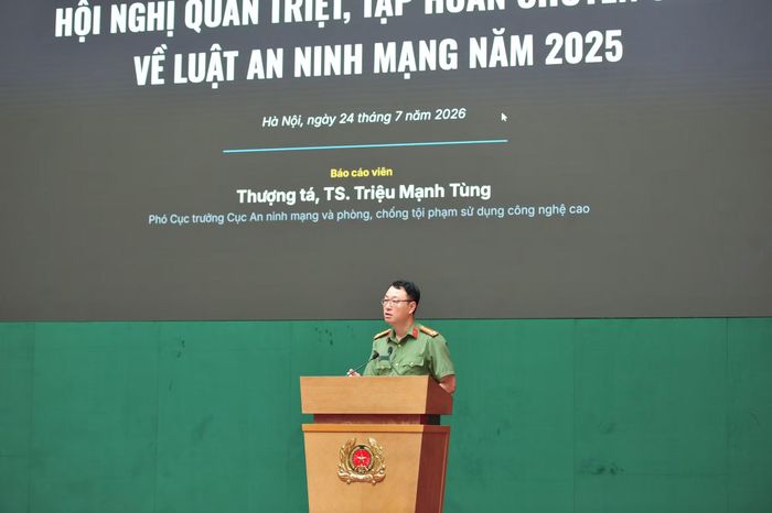 Thượng tá Triệu Mạnh Tùng, Phó Cục trưởng Cục An ninh mạng và phòng, chống tội phạm sử dụng công nghệ cao trình bày báo cáo trung tâm phổ biến, quán triệt Luật An ninh mạng năm 2025