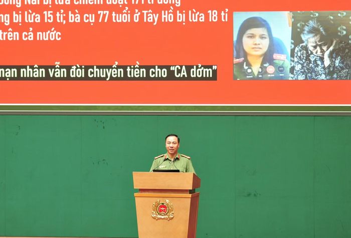 Đại tá Nguyễn Đình Đỗ Thi, Phó trưởng Phòng 1, Cục An ninh mạng và phòng, chống tội phạm sử dụng công nghệ cao trình bày chuyên đề "Các nhiệm vụ tham mưu, triển khai công tác quản lý Nhà nước và thực hiện thủ tục hành chính về bảo vệ dữ liệu".