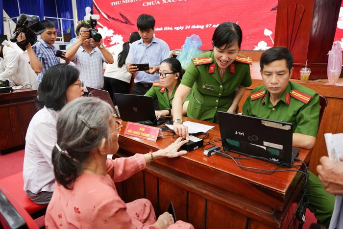 Công an tỉnh Khánh Hòa xác thực thông tin thân nhân liệt sĩ trước khi thu mẫu sinh phẩm ADN.
