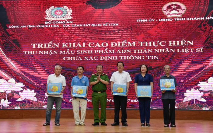 Lãnh đạo Ủy ban MTTQ Việt Nam, UBND và Công an tỉnh Khánh Hòa trao tặng 20 phần quà tri ân cho các gia đình chính sách tiêu biểu trên địa bàn phường Nha Trang.