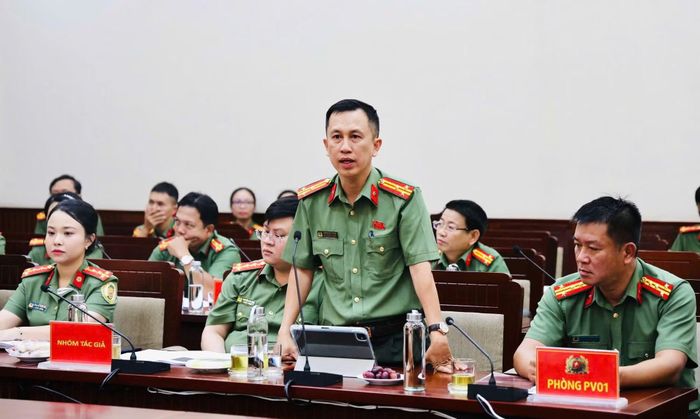 Thượng tá, thạc sĩ Huỳnh Đức Trung - Phó Trưởng phòng An ninh mạng và phòng chống tội phạm sử dụng công nghệ cao Công an tỉnh Khánh Hòa - đại diện nhóm tác giả hệ thống FRF trình bày sáng kiến cải cách hành chính với Hội đồng xét, công nhận sáng kiến cải cách hành chính cấp Bộ chiều 23/7/2026.