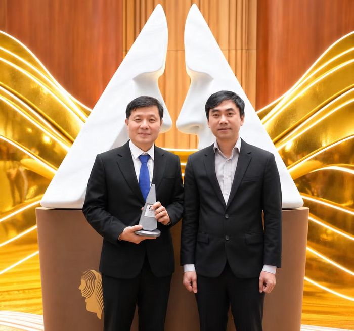 GS. Vũ Hà Văn (bên trái) và TS. Võ Sỹ Nam (bên phải) là hai tác giả chính của bài báo. (Ảnh VinUni)