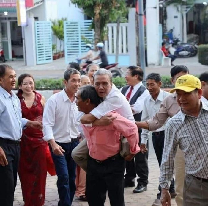 Bạn bè đến dự đám cưới của con anh Dũng rất đông