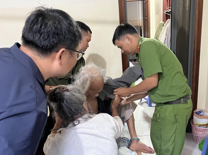 Công an xã Bảo Lâm 3 tới nhà làm căn cước cho người già yếu.