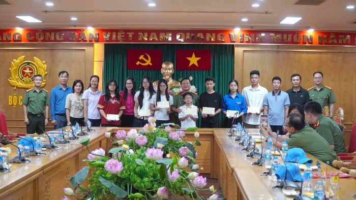 Đại tá Nguyễn Thái Hoàng trao quà và gửi tới các gia đình và các cháu là thân nhân thương binh CAND lời thăm hỏi ân cần; chúc chuyến đi tham dự trại hè tại Mông Cổ an toàn, vui vẻ, bổ ích và nhiều ý nghĩa.