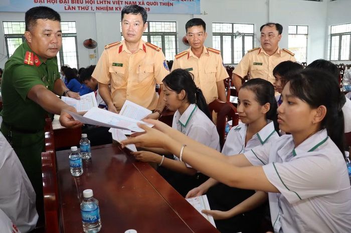 Lực lượng CSGT và Công an xã Quới Thiện phát tờ rơi về chủ đề "Các biện pháp phòng chống thiên tai và kỹ năng cứu nạn cứu hộ trên đường thủy nội địa".