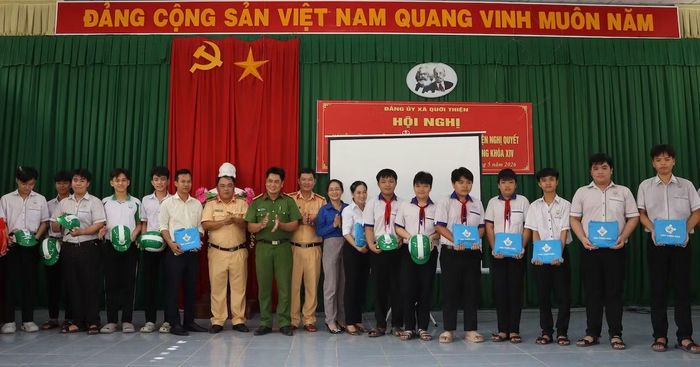 Thủy đoàn II, Phòng CSGT và Công an xã Quới Thiện tặng áo phao cho các em học sinh.