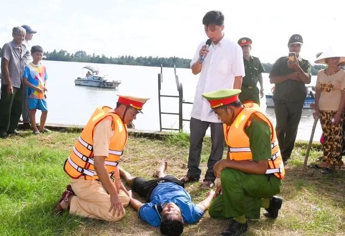 Cảnh sát đường thủy phối hợp với Công an cơ sở thực hành, hướng dẫn xử lý tình huống cứu người bị nạn.