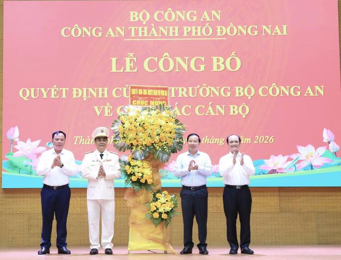 Lãnh đạo TP Đồng Nai tặng hoa chúc mừng Đại tá Trần Trọng Thủy.