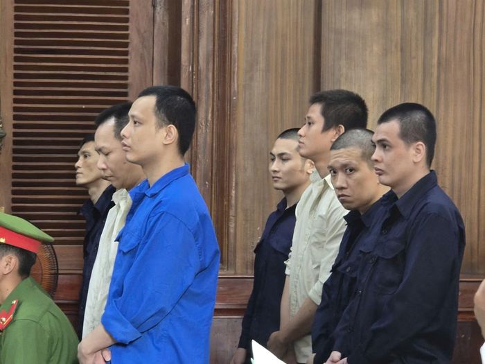 Các bị cáo đang nghe HĐXX tuyên án.