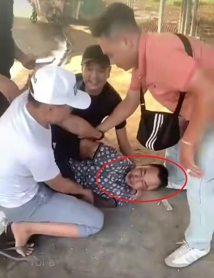 Đối tượng Phạm Văn Chiến (khoanh đỏ) bị khống chế bắt giữ khi đang trên đường trốn chạy.