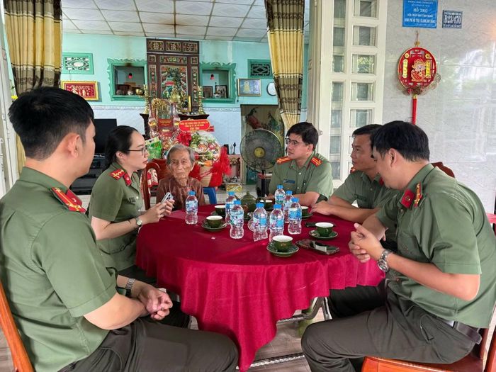 Đoàn thể Phòng Công tác Chính trị thăm hỏi, động viên và trao tặng quà Mẹ Việt Nam Anh hùng Nguyễn Thị Xa.