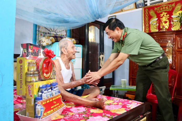 Thiếu tướng Nguyễn Văn Hận thăm hỏi, tặng quà các thương binh.
