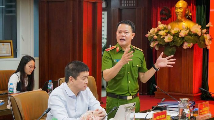 Thiếu tướng Vũ Văn Tấn, Cục trưởng Cục Cảnh sát QLHC về TTXH phát biểu, điều hành tham luận tại hội nghị.
