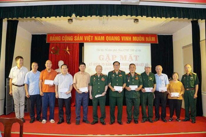 Đại diện chi bộ, tổ dân phố, các tổ chức đoàn thể, Chi hội Cựu chiến binh và Chi hội Cựu CAND tổ dân phố 48 phường Nghĩa Đô trao quà tri ân các đồng chí thương binh, gia đình chính sách, người có công.