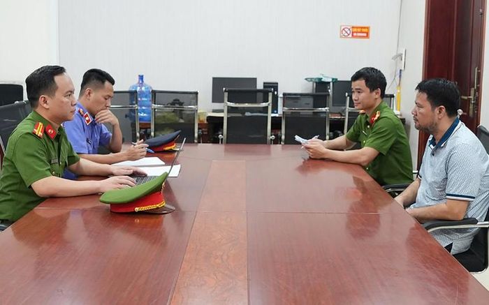 Cơ quan Công an Nghệ An làm việc với đối tượng liên quan trong vụ án. Ảnh: Công an Nghệ An