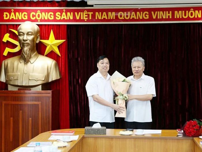 Phó Chủ tịch kiêm Tổng Thư ký Hội Khuyến học Việt Nam tặng hoa tri ân GS.TS Nguyễn Thị Doan, thân nhân gia đình liệt sĩ, thương binh và TS Nguyễn Hồng Sơn, Phó Chủ tịch Hội Khuyến học Việt Nam là thương binh. Ảnh: Tuấn Anh