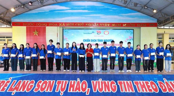 Hội Khuyến học tỉnh Lạng Sơn, Đoàn Thanh niên tỉnh Lạng Sơn trao học bổng cho học sinh. Ảnh: Hội Khuyến học tỉnh Lạng Sơn