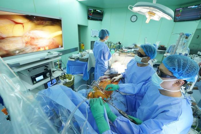 Ê kíp Khoa Phẫu thuật Tim mạch thực hiện phẫu thuật nội soi xâm lấn tối thiểu qua đường mổ khoảng 4 cm để xử lý đồng thời ba van tim và khâu bít tiểu nhĩ trái
