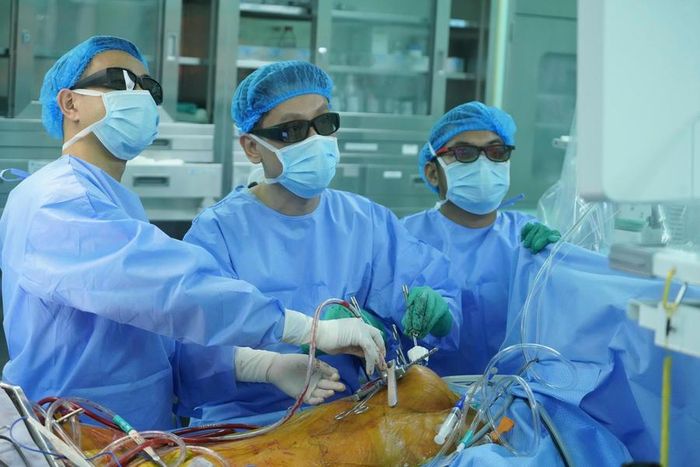 Phẫu thuật nội soi xâm lấn tối thiểu đòi hỏi sự phối hợp chặt chẽ của ê kíp và kỹ thuật thao tác chính xác trong không gian phẫu trường hẹp