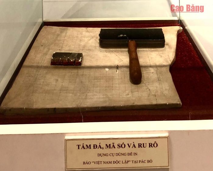 Tấm đá mã số và ru rô dụng cụ để in Báo Việt Nam Độc lập tại Pác Bó, trưng bày tại Nhà trưng bày Khu di tích quốc gia đặc biệt Pác Bó, xã Trường Hà, tỉnh Cao Bằng.