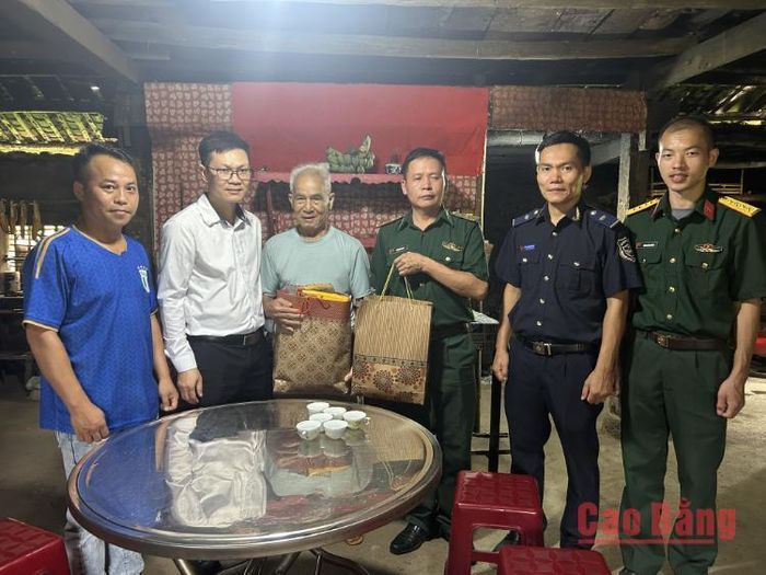 Đoàn công tác tặng quà gia đình chính sách trên địa bàn xã Lý Quốc.